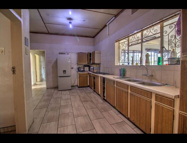 9 BEDROOM FREESTANDING FOR SALE IN KEMPTON PARK EXT 2